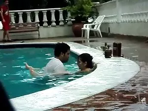 भव्य बस्टी रेडहेड स् ...