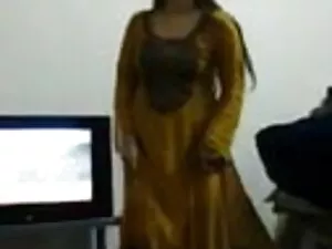 सुनहरे बालों वाली फू ...