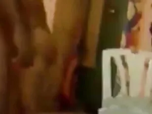 स्किनी श्यामला सुंदर ...