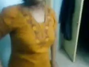 एशियाई लड़की बिस्तर  ...