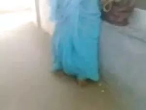 लड़की अगले दरवाजे बे ...